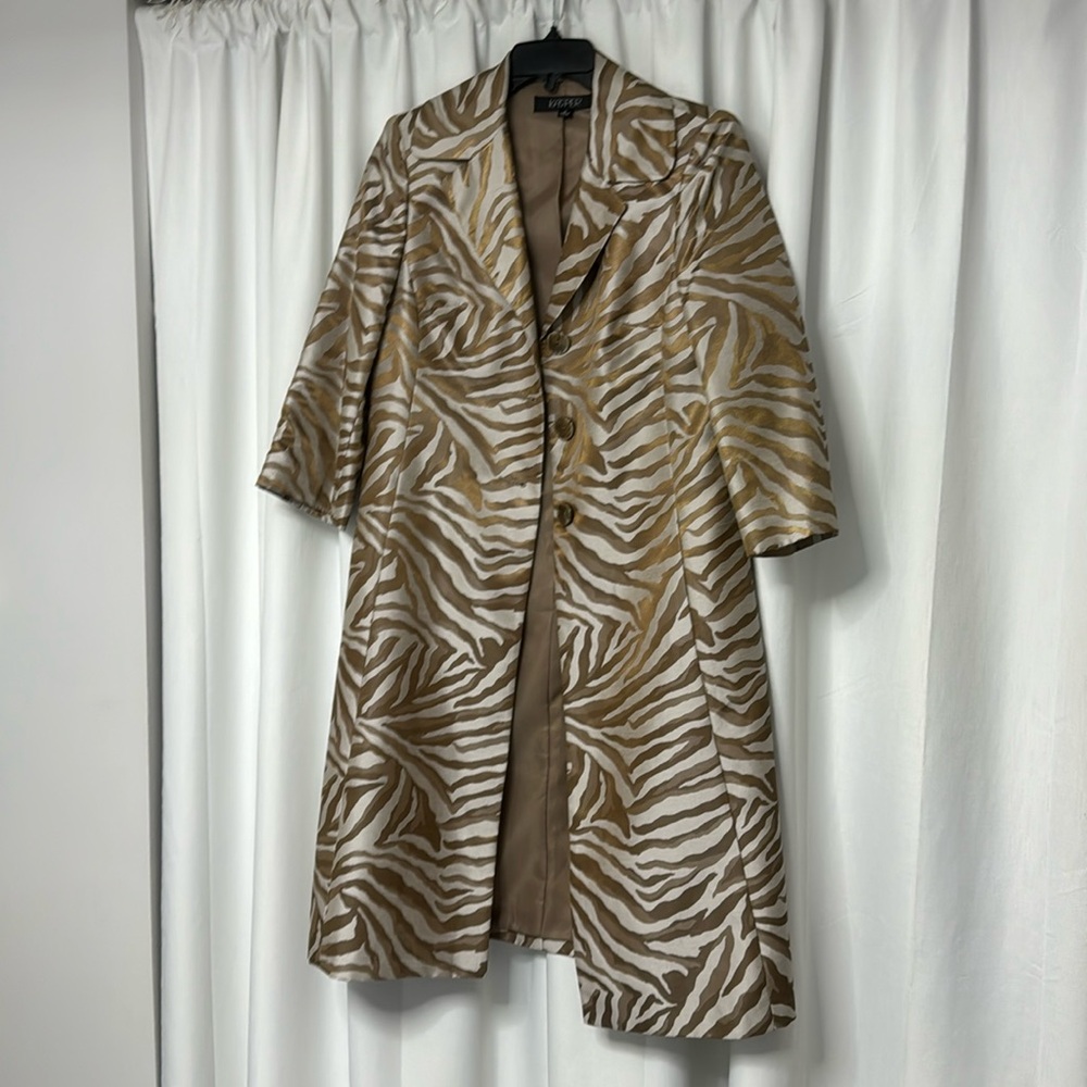 Amazing jacket coat, colors are awesome.
